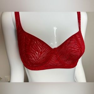 VICTORIA'S SECRET BRA SOFT CUP BRA WIRES SIZE 34D
RED/